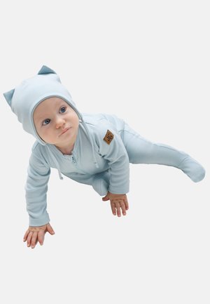 Hellblauer Baby-Overall mit einem Reißverschluss, der eine Kapuze mit Katzenohren und ein Stoffetikett am Ärmel hat. Weicher Stoff, lange Beine.