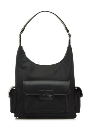 Borsa a tracolla in nylon nero con una silhouette curvata, dotata di una tasca anteriore con patta e due tasche laterali. Texture liscia e tracolla regolabile.