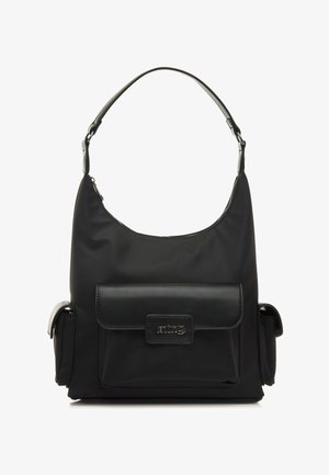 Sac fourre-tout en nylon noir avec une silhouette courbée, doté d'une poche avant à rabat et de deux poches latérales. Texture lisse et bandoulière adjustable.