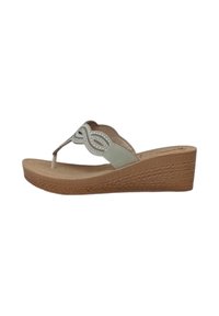 Sandali con zeppa con base beige e cinturini intrecciati di un colore chiaro, dotati di dettagli decorativi. Suola testurizzata con un motivo intrecciato.