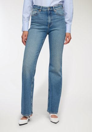 Jeans in denim blu a vita alta con taglio dritto, caratterizzati da una finitura leggermente sbiadita e da dettagli di cucitura sottili.