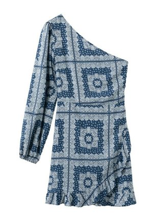 Vestido de un solo hombro con estampado azul y blanco, manga larga y dobladillo con volantes, que presenta un diseño cuadrado de estampado de bandana.