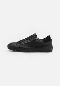 Schwarze Ledersneaker mit strukturiertem Obermaterial, runder Zehenform, flachen Schnürsenkeln, seitlichem Reißverschlussdetail und rutschfester Gummisohle.