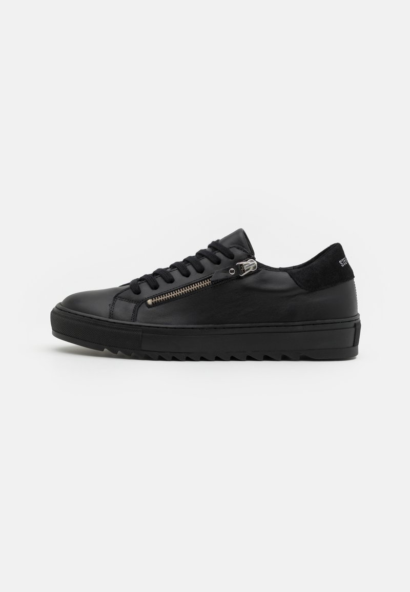 Schwarze Ledersneaker mit strukturiertem Obermaterial, runder Zehenform, flachen Schnürsenkeln, seitlichem Reißverschlussdetail und rutschfester Gummisohle.