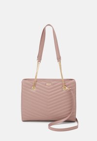 Roze handtas van imitatieleder met een doorgestikt chevronpatroon, goudkleurige kettingaccenten, dubbele handvatten en een afneembare schouderriem.