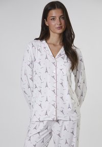 Set di pigiama bianco con stampa della Torre Eiffel in cuori viola e rosa. Maniche lunghe, chiusura con bottoni e una texture di tessuto morbido.