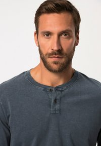 Dunkelblaues Langarm-Henley-Shirt mit Rundhalsausschnitt, zweiknöpfiger Blende und einem weichen, strukturierten Stoff.