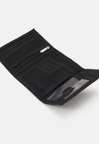 Zwarte portemonnee van textiel, met een ritsvak, vakjes voor kaarten en een doorzichtig vak voor identificatie. Compact en opvouwbaar ontwerp.