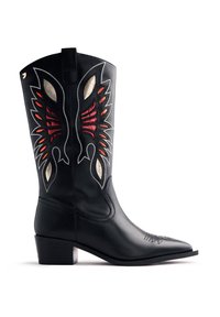 Bota vaquera de cuero negro con bordado intrincado en forma de alas en rojo, naranja y blanco, y un tacón apilado.