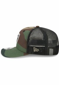 Tarnmuster-Basketballkappe mit gebogenem Schirm, Netzrücken und einem Logo-Patch auf der Vorderseite. Mit grünen und braunen Farbmuster.