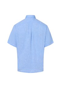 Cămașă cu mânecă scurtă de culoare albastru deschis, realizată dintr-un material texturat. Dispune de un guler clasic și un pliț posterior unic pentru confortul mișcărilor.