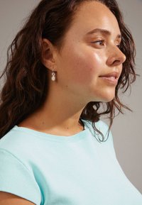 Pilgrim BAKER FRESHWATERPEARL DANGLE - Naušnice - silver plated