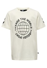 Creme kortærmet t-shirt i bomuld med et sort globusgrafik og teksten "ÆNDRE VERDEN Gennem SPORT" samt kantstriber på ærmerne.