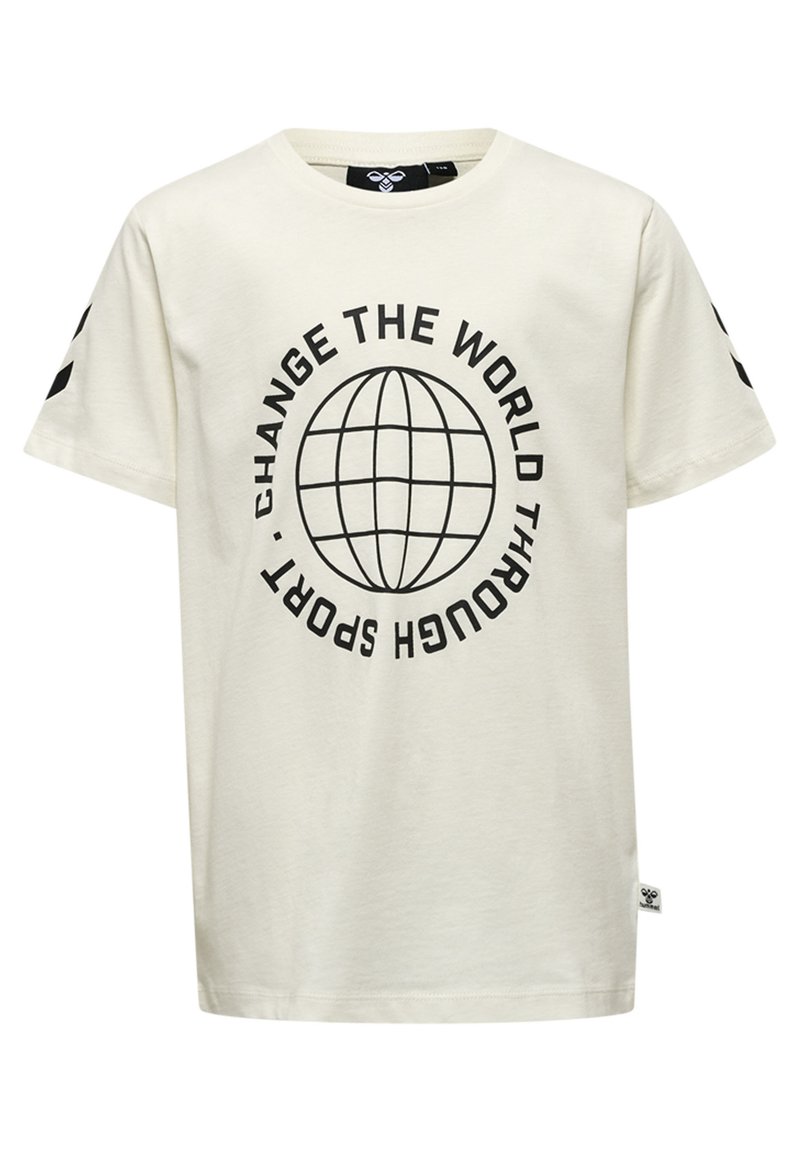 Creme kortærmet t-shirt i bomuld med et sort globusgrafik og teksten "ÆNDRE VERDEN Gennem SPORT" samt kantstriber på ærmerne.