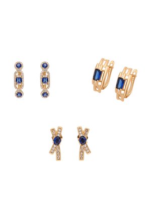 Trzy pary złotych kolczyków z niebieskimi kamieniami szlachetnymi i małymi przezroczystymi kryształami, każda para o innym geometrycznym wzorze.