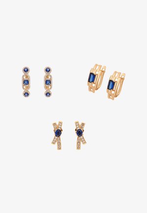 Trzy pary złotych kolczyków z niebieskimi kamieniami szlachetnymi i małymi przezroczystymi kryształami, każda para o innym geometrycznym wzorze.