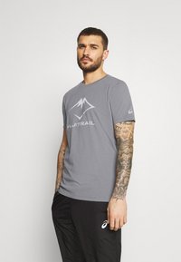 ASICS FUJI TRAIL TEA - T-shirt estampada - graphite grey