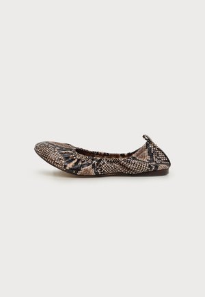 Chaussure de ballet plate avec motif en cuir de serpent beige et noir et bord élastiqué, présentée sur un fond clair uni.