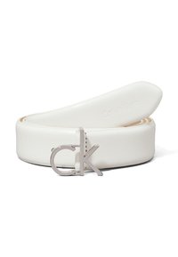Witte leren riem met een gladde textuur, voorzien van een zilveren metalen gesp die is voorzien van "ck". Het ontwerp is minimalistisch en stijlvol.