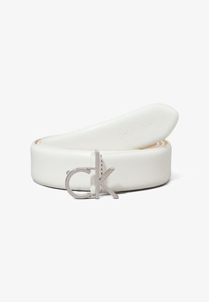Witte leren riem met een gladde textuur, voorzien van een zilveren metalen gesp die is voorzien van "ck". Het ontwerp is minimalistisch en stijlvol.