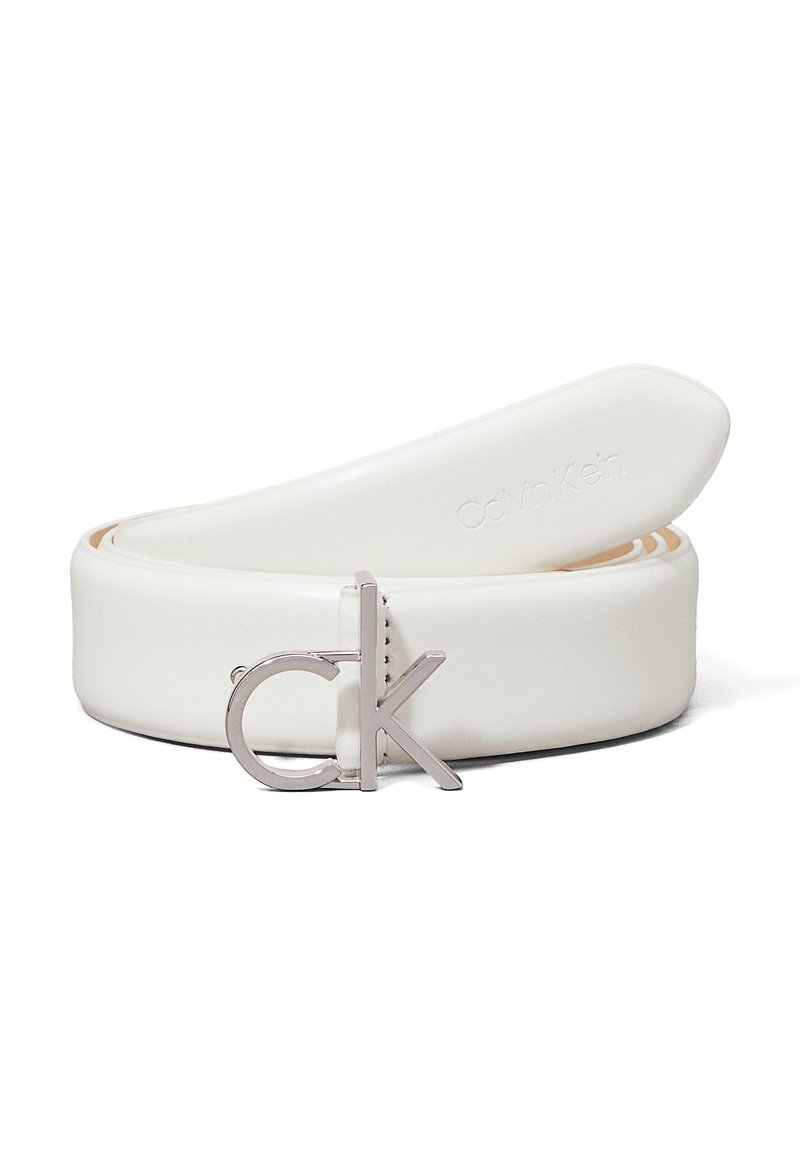 Witte leren riem met een gladde textuur, voorzien van een zilveren metalen gesp die is voorzien van "ck". Het ontwerp is minimalistisch en stijlvol.