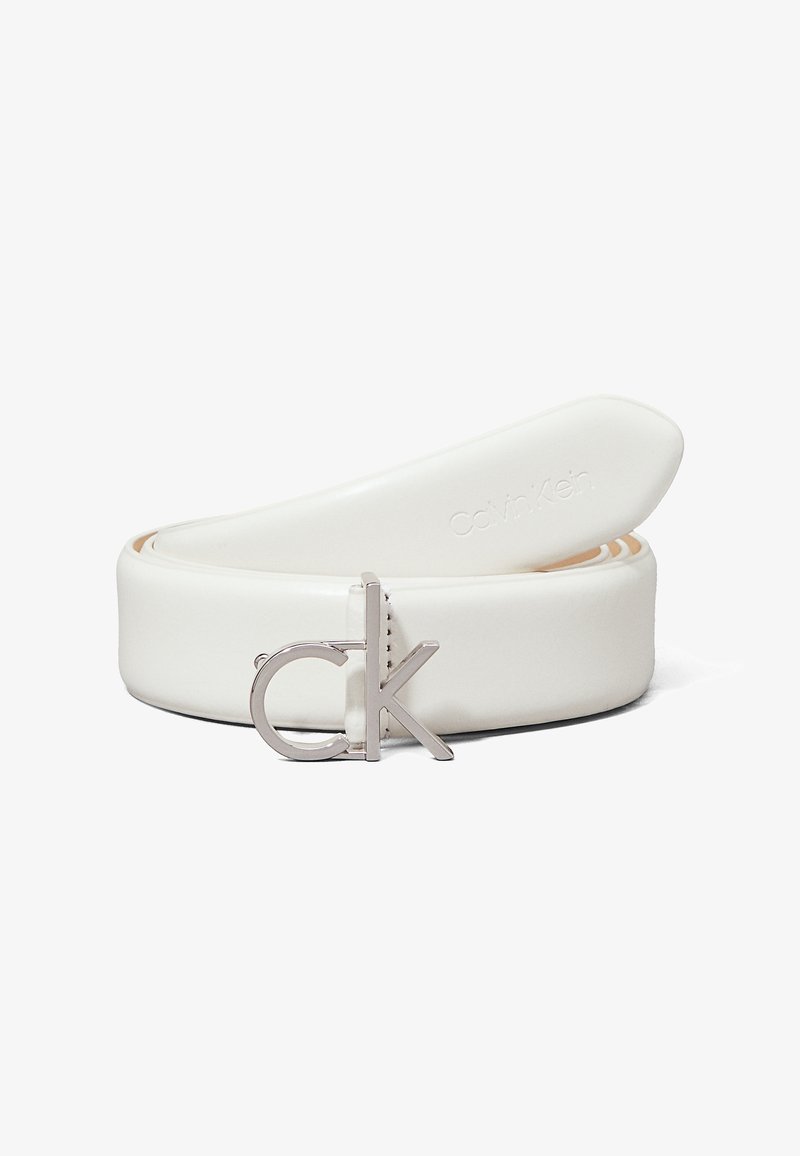 Ceinture en cuir blanc avec une texture lisse, dotée d'une boucle en métal argenté estampillée "ck". Le design est minimaliste et élégant.
