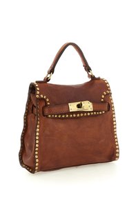 Borsa a mano in pelle marrone con borchie dorate lungo i bordi, manico superiore e chiusura con fibbia metallica. Texture liscia e forma strutturata.