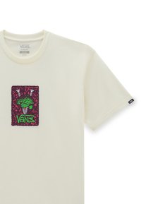 Cremfarbener Kurzarm-T-Shirt mit einem grafischen Druck in Pink und Grün auf strukturiertem Hintergrund. Klassischer Schnitt mit Logo am Saum.