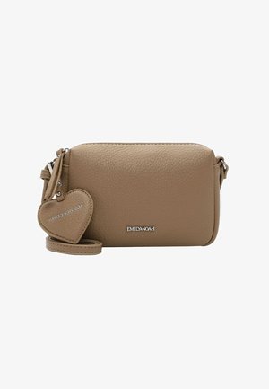 Bolso cruzado en tono marrón en piel sintética texturizada con cierre de cremallera. Cuenta con un charm en forma de corazón desmontable y una correa ajustable.