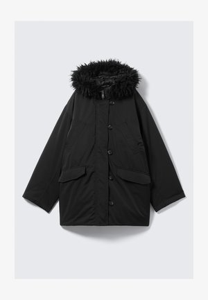 Jachetă neagră căptușită, cu glugă căptușită cu blană sintetică, cu butoane mari în față și două buzunare frontale. Design casual, cu o croială lejeră și o textură netedă.