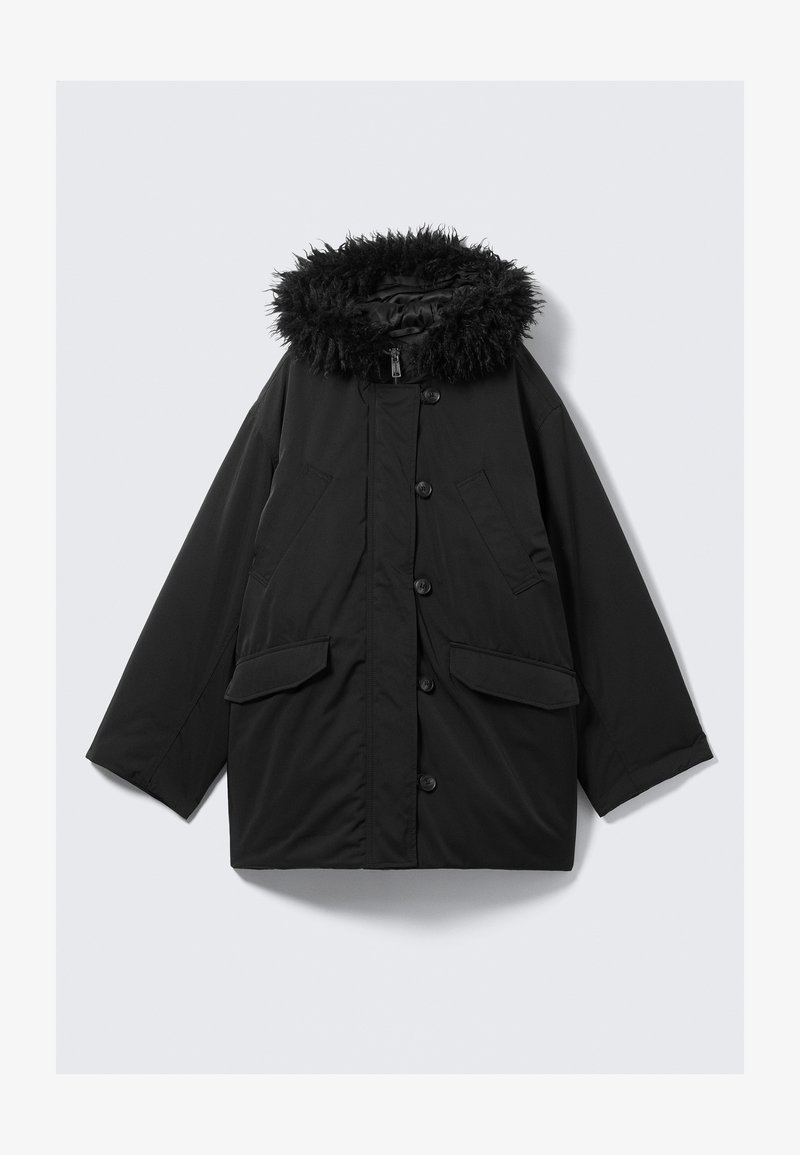 Veste noire rembourrée avec une capuche doublée de fausse fourrure, grands boutons à l'avant et deux poches avant. Design décontracté avec une coupe ample et une texture lisse.