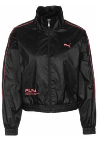 Zwarte nylon bomberjack met een hoge kraag, roze zijstrepen, PUMA-logo, elastische manchetten en tailleband, en een ritssluiting aan de voorkant.