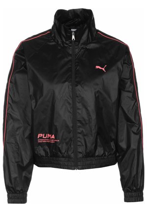 Mustapolyesterinen bomber-takki, jossa on korkea kaulus, vaaleanpunaiset sivuraitat, PUMA-logo, joustavat hihansuut ja vyötärö, sekä etuvetoketjusuljenta.