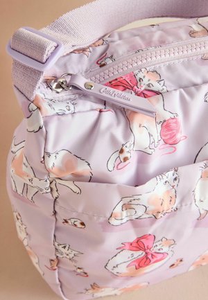 Fialová taška s hravými ilustracemi koček, včetně klubíček příze a mašlí, s viditelným detailem zipu a ucha. Jemné pozadí.