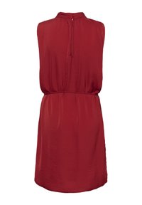 Robe rouge sans manches avec un col haut et une fermeture à boutons à l'arrière. Tissu lisse et léger avec une taille froncée et une silhouette fluide.