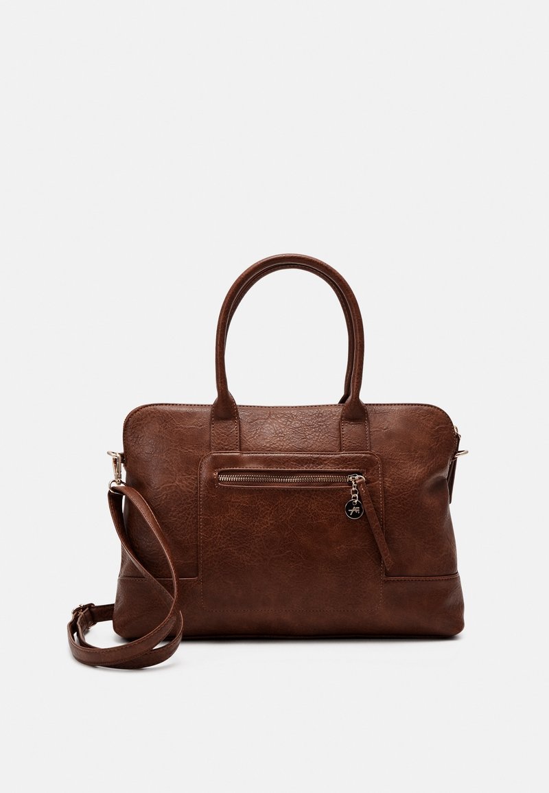 Sac à main en cuir marron avec deux poignées, poche avant zippée ornée d'un charm rond, et bandoulière amovible sur fond uni.