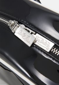 Von Dutch KAILEN UNISEX - Handbag - black