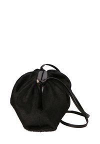 Borsa a tracolla nera in ecopelliccia con dettagli in pelle nera liscia. Forma arrotondata sul fondo con una tracolla sottile per il trasporto.
