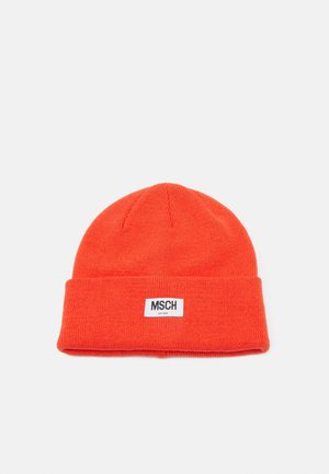 Bonnet tricoté orange vif avec un bord replié et une étiquette blanche indiquant "MSCH" au centre devant.