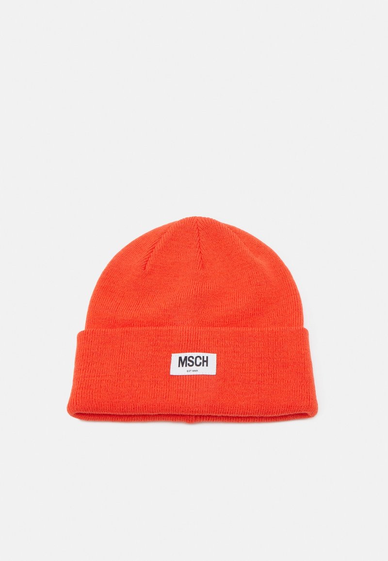 Bonnet tricoté orange vif avec un bord replié et une étiquette blanche indiquant "MSCH" au centre devant.