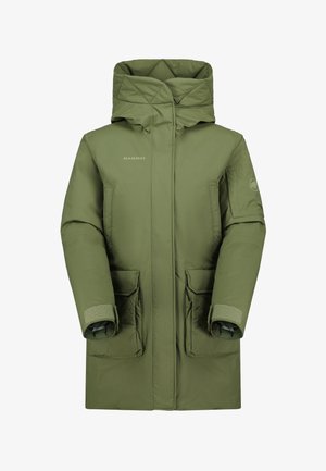 Zelená zateplená parka s vysokým golierom, veľkými prednými vreckami, textúrovanými manžetami a zipsom. Na hrudi sa nachádza logo.