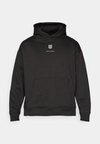 Sweatshirt preta com capuz, feita de tecido macio. Apresenta um bolso frontal, punhos canelados e um pequeno logotipo e texto no peito em branco.