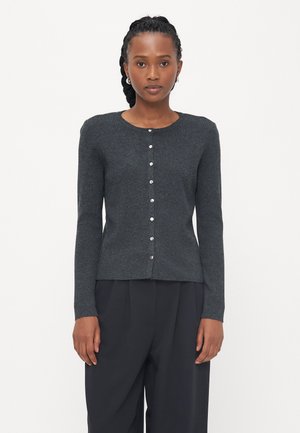 Donkergrijze lange mouwen cardigan van gebreide stof, met een ronde halslijn en een knoopsluiting aan de voorkant met zilveren accenten.