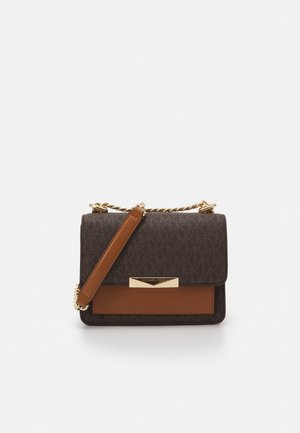 Kompakt brun og mørkebrun crossbody taske med en guldkæde strop og rektangulært guldlås på frontklappen.