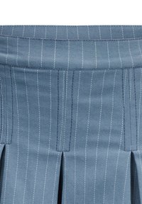 Gonna plissettata blu chiaro realizzata in tessuto testurizzato, con motivo a righe sottili, vita alta e pieghe cucite con cura all'orlo.