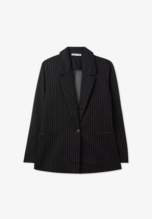 Czarna marynarka w paski z klapami, z pojedynczym zapięciem na guzik, dwoma przednimi kieszeniami i lekko luźnym krojem. Gładka tekstura tkaniny.
