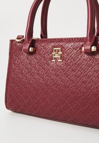 Tommy Hilfiger ETERNITY MICRO TOTE MONO - Håndveske - raspberry truffle