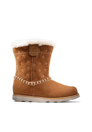 Brauner Wildleder-Winterstiefel mit weißem Fleece-Futter, geprägt mit Sternmuster, dekorativen Nähten und flacher Gummisohle, Seitenansicht.