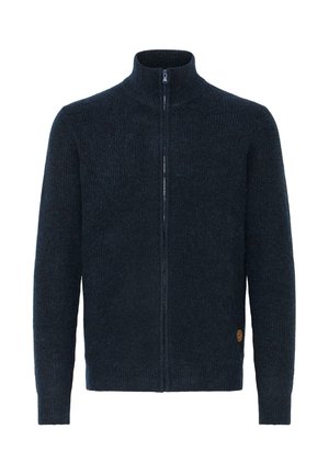 Ciemnoniebieski sweter zapinany na zamek z wysokim kołnierzem, prążkowaną teksturą i małym logo marki na dolnej lewej stronie.