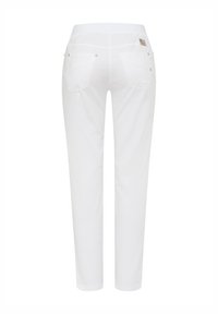 Witte, rekbare katoenen broek met een gladde textuur, voorzien van een gerimpelde tailleband, twee achterzakken en kleine decoratieve metalen accenten.